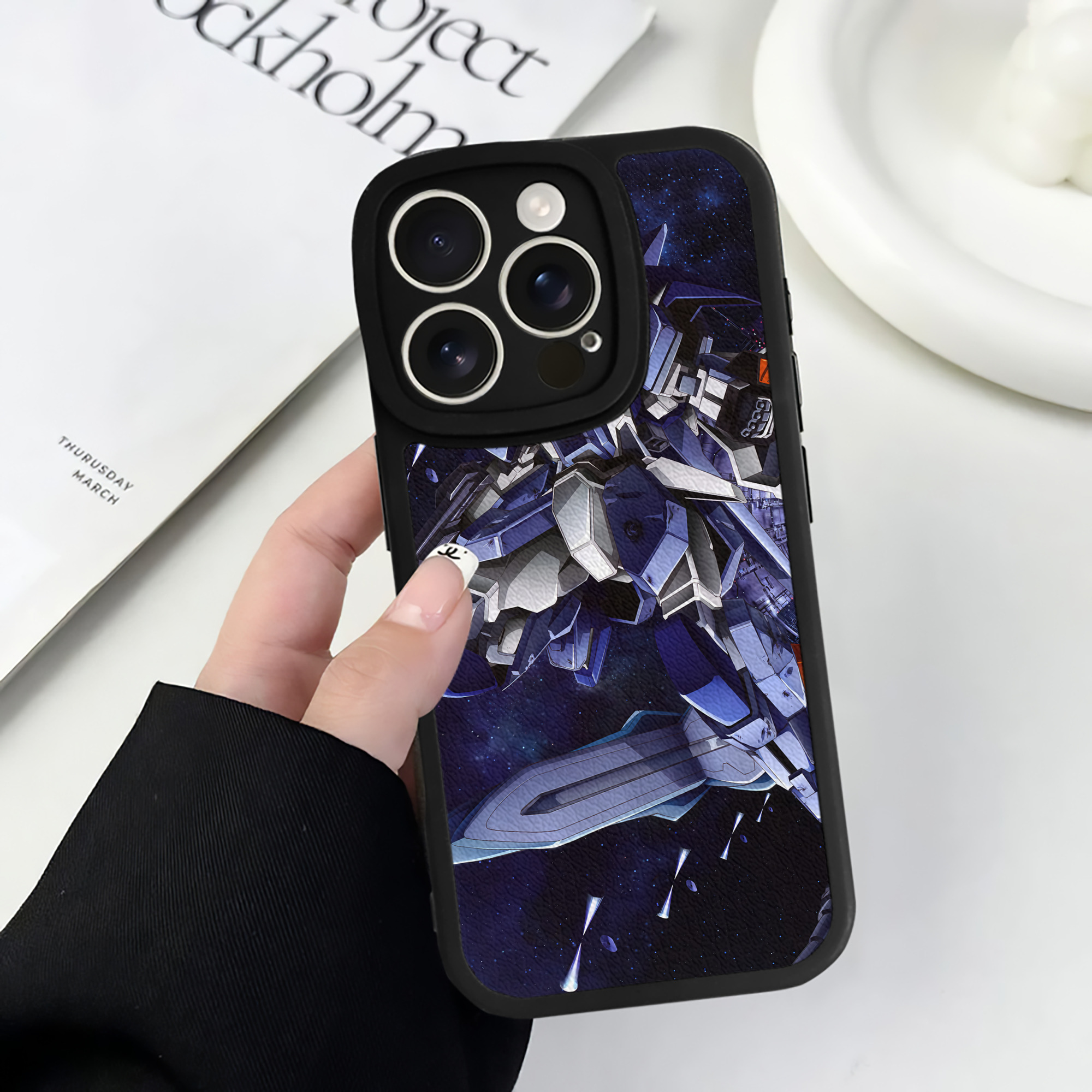 （画像用） 機動戦士ガンダム Mobile Suit Gundam 【iPhone 16シリーズ対応】シリコンスマホケース（レザー調） 材質：シリコン